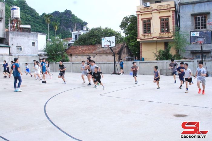 Các câu lạc bộ thể thao thu hút thiếu nhi tham gia.