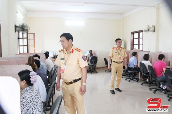 Phần thi lý thuyết được giám sát chặt chẽ.