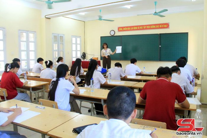 Phổ biến quy chế trước giờ làm bài thi.