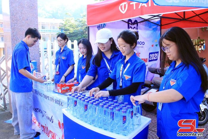 ĐVTN của trường tham gia hỗ trợ thí sinh.