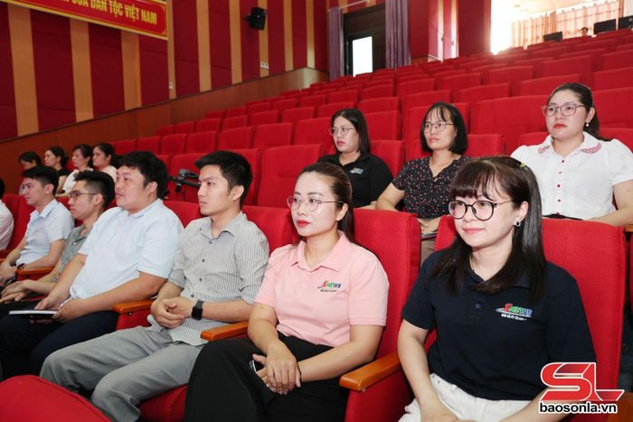 Cán bộ, đảng viên, viên chức, người lao động tham dự sinh hoạt chính trị dưới cờ.