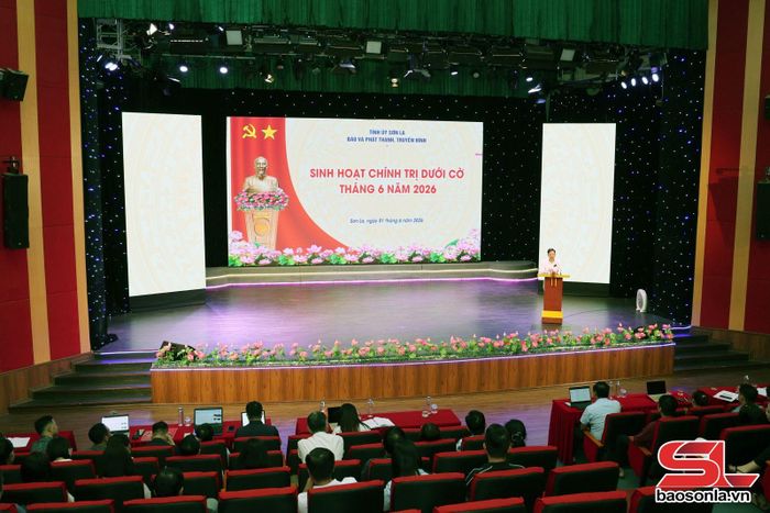 Đảng ủy Báo và Phát thanh, truyền hình Sơn La tổ chức sinh hoạt chính trị dưới cờ tháng 6