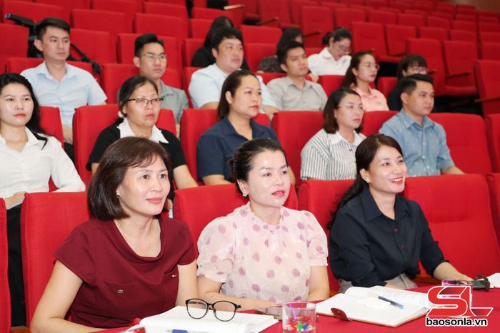 Cán bộ, đảng viên, viên chức, người lao động tham dự sinh hoạt chính trị dưới cờ.