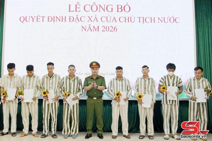 Lãnh đạo Công an tỉnh trao quyết định đặc xá cho phạm nhân.