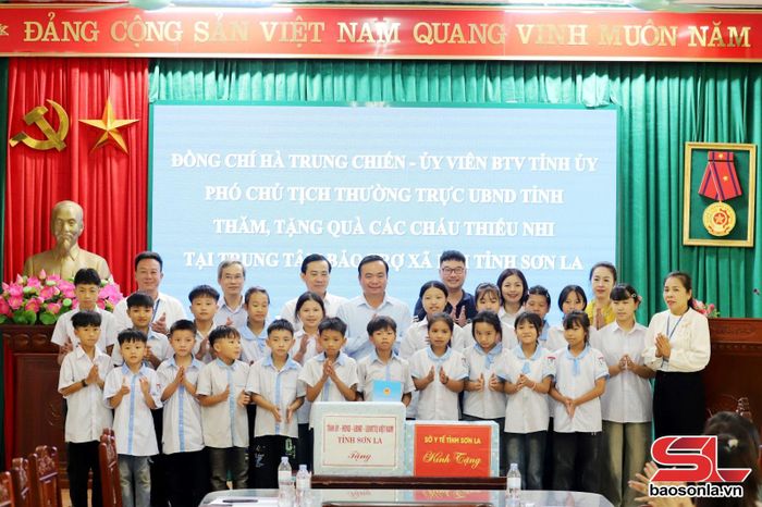 Đồng chí Hà Trung Chiến cùng các đại biểu tặng quà, chia sẻ niềm vui với các cháu thiếu nhi tại Trung tâm.