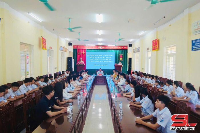 Chương trình tặng quà tại Trung tâm Bảo trợ xã hội tỉnh.
