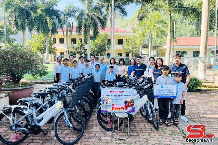 Công ty TNHH Thiết bị Minh Tâm trao tặng 15 xe đạp và 127 suất quà cho trẻ em, người cao tuổi tại Trung tâm Bảo trợ xã hội tỉnh.
