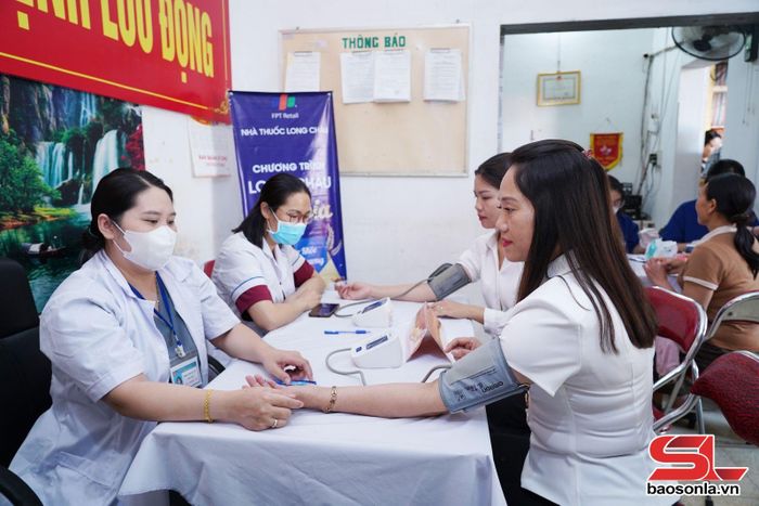 Tổ khám bệnh lưu động đo huyết áp cho nhân dân tại chợ 7/11, phường Tô Hiệu.