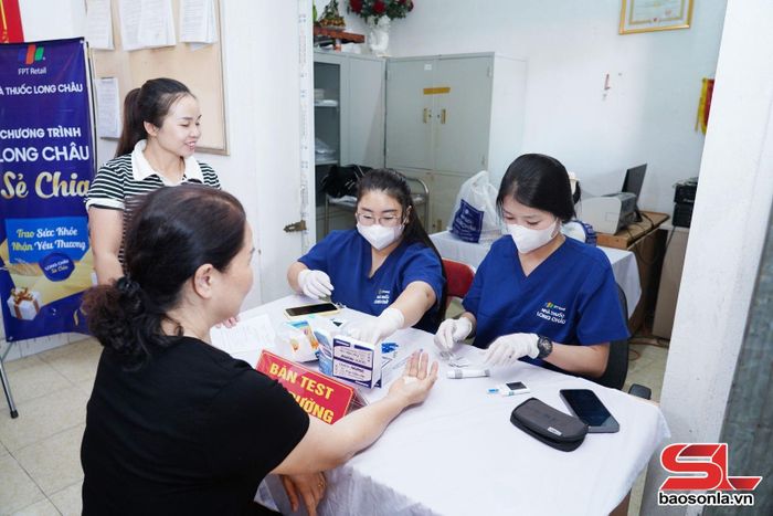 Tổ khám bệnh lưu động đo đường huyết cho nhân dân.