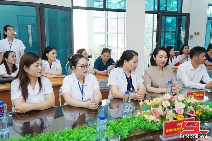 Các đại biểu dự lễ ra mắt.