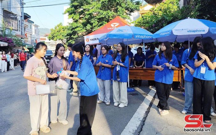 Hỗ trợ thí sinh nước lọc trước giờ thi.