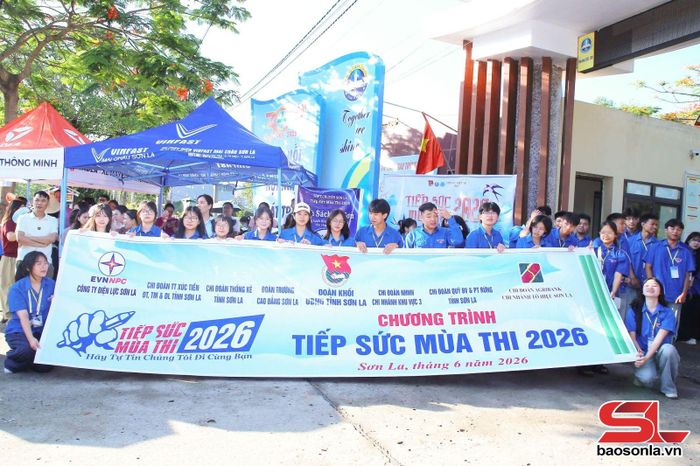Đội hình tiếp sức mùa thi tại Trường THPT Chuyên Sơn La.