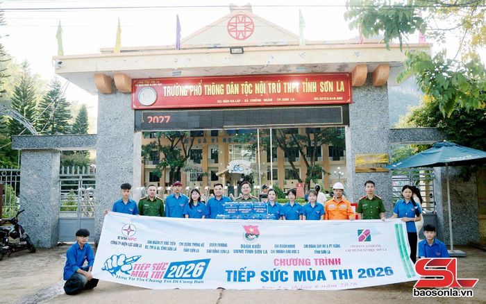 Đội hình tiếp sức mùa thi tại Trường PTDT Nội trú tỉnh.