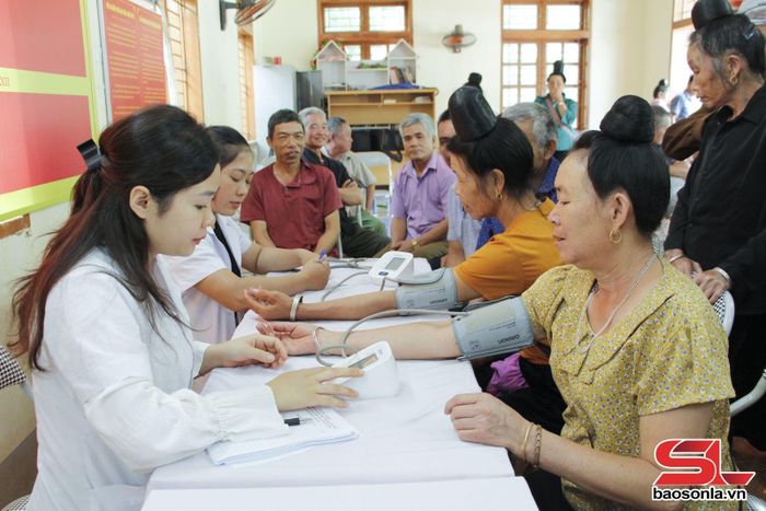 Nhân dân, người cao tuổi bản San được khám, tư vấn sức khỏe miễn phí.