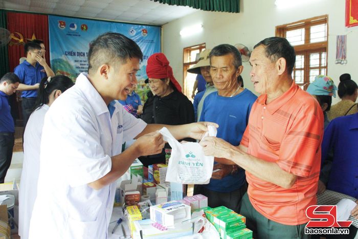 Đại diện hệ thống nhà thuốc Bình Yên trao thuốc miễn phí cho nhân dân bản San. 