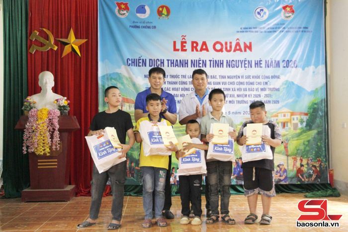 Lãnh đạo Ủy ban MTTQ Việt Nam phường và đại diện hệ thống nhà thuốc Bình Yên trao quà cho các em có hoàn cảnh khó khăn của bản San. 