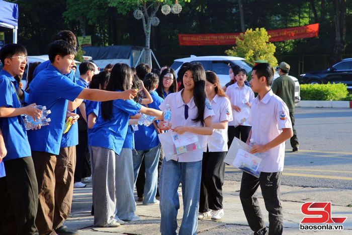 Lực lượng đoàn thanh niên phát nước uống cho thí sinh tại điểm thi.