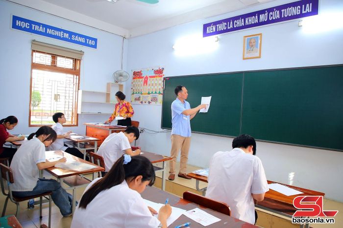 Giám thị hướng dẫn thí sinh điền thông tin vào bài thi.