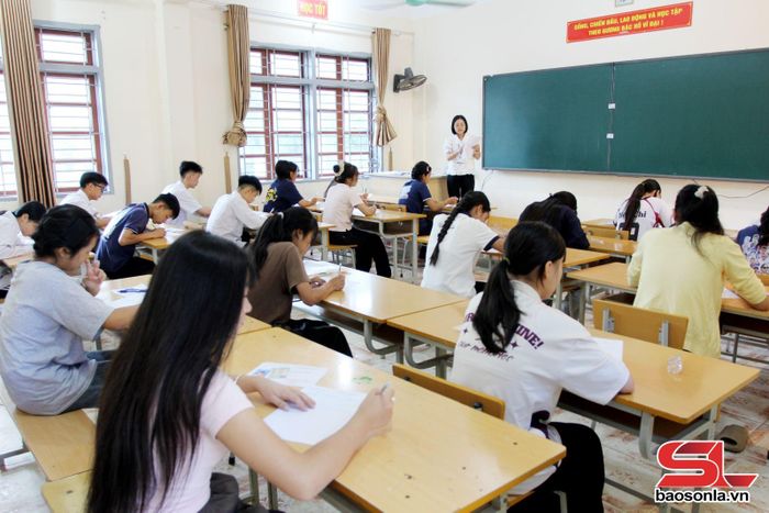 Giám thị căn dặn thí sinh chuẩn bị làm bài thi 