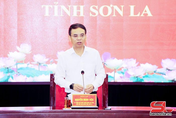 Đồng chí Nguyễn Minh Tiến phát biểu tại cuộc họp.