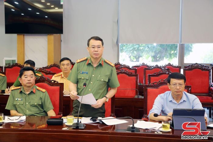Lãnh đạo Công an tỉnh báo cáo tại cuộc họp.