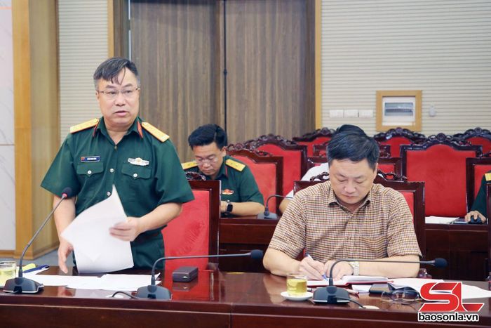 Lãnh đạo Bộ CHQS tỉnh báo cáo tại cuộc họp.