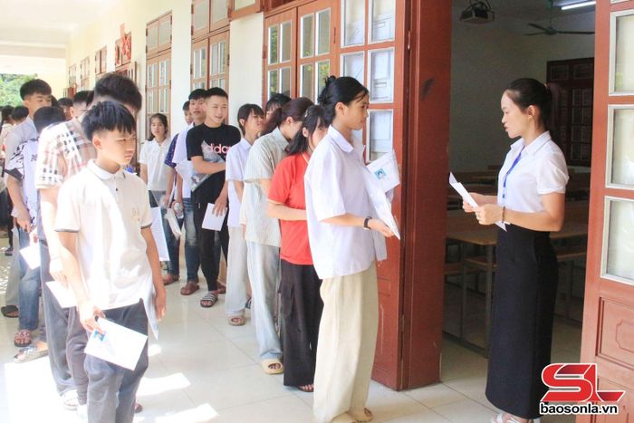 Gọi thí sinh vào phòng thi.