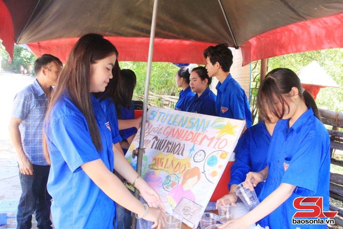 ĐVTN của trường tham gia tiếp sức mùa thi.