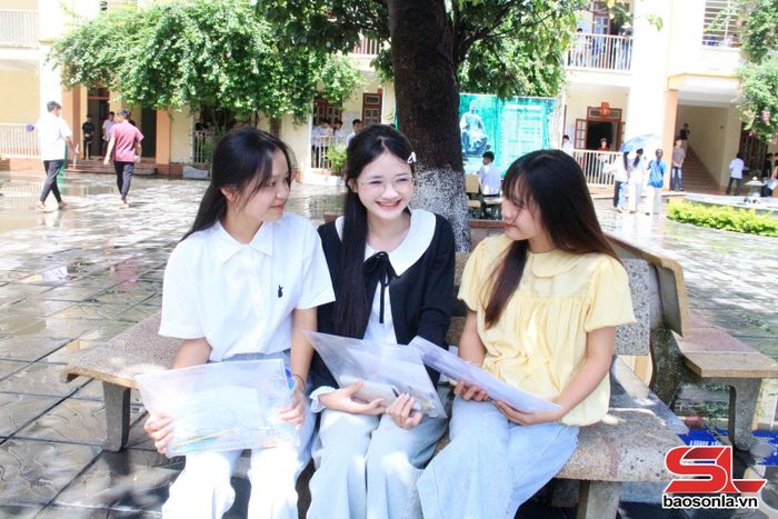 Các thí sinh trao đổi trước giờ thi.