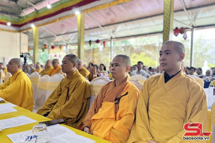 Đại diện Chùa Trúc Lâm Hưng Quốc cùng cùng quý Phật tử địa phương dự Lễ Khai pháp.