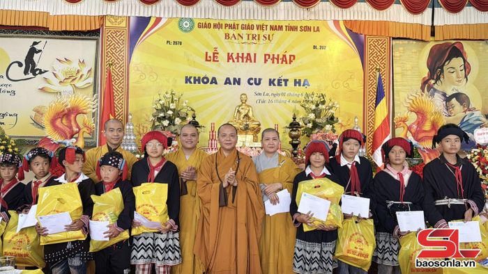 Đại diện Ban Trị sự Giáo hội Phật giáo Việt Nam tỉnh Sơn La trao quà cho các em học sinh có hoàn cảnh khó khăn.