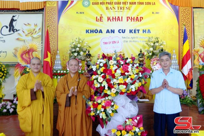 Đại diện Ban Tuyên giáo và Dân vận Tỉnh ủy tặng hoa chúc mừng Lễ Khai pháp.