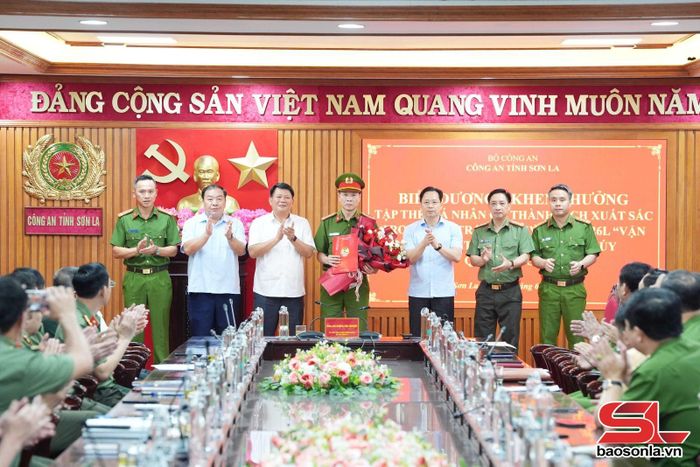 Các đồng chí lãnh đạo tỉnh khen thưởng Ban Chuyên án.