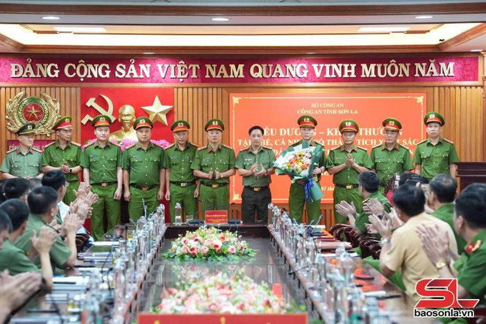 Lãnh đạo Công an tỉnh khen thưởng Ban Chuyên án.