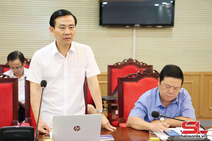 Lãnh đạo Sở Y tế báo cáo tại cuộc làm việc.