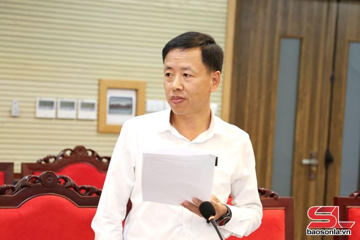 Lãnh đạo Báo và Phát thanh, truyền hình Sơn La báo cáo tại cuộc làm việc.