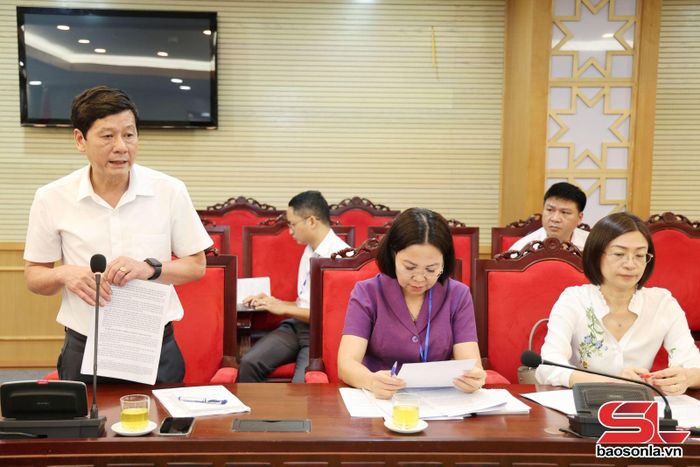 Lãnh đạo Sở Tài chính báo cáo tại cuộc làm việc.