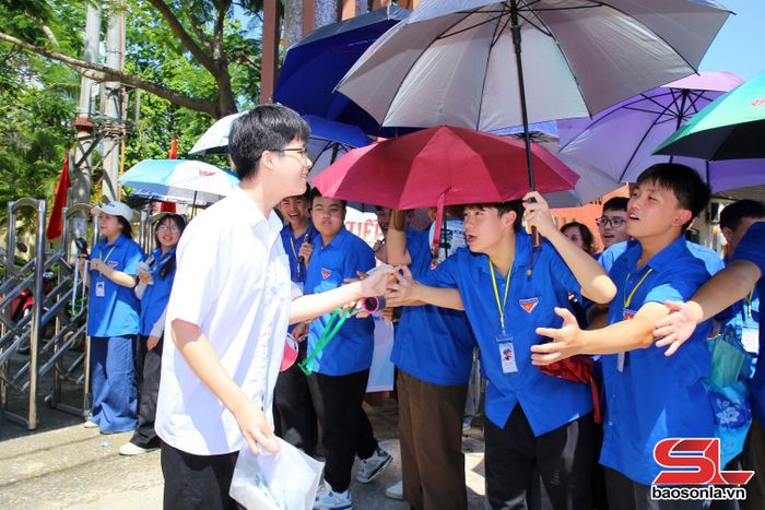 Thí sinh điểm thi Trường THPT Chuyên Sơn La phấn khởi hoàn thành bài thi môn Ngữ văn.