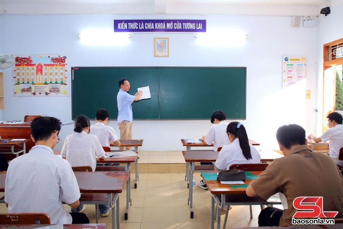 Giám thị hướng dẫn thí sinh điền thông tin vào bài thi.