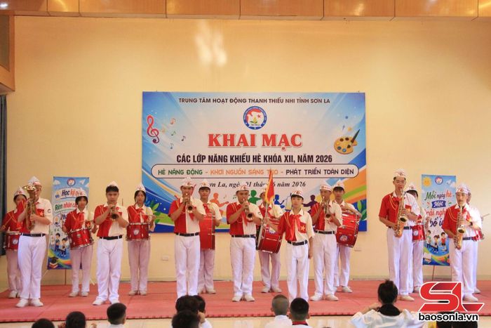 Đội nghi lễ biểu diễn tại khai mạc.