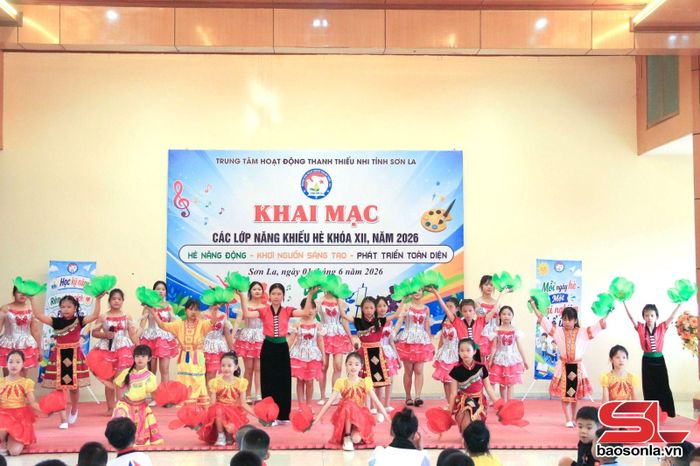 Đội năng khiếu nòng cốt biểu diễn chào mừng khai mạc.