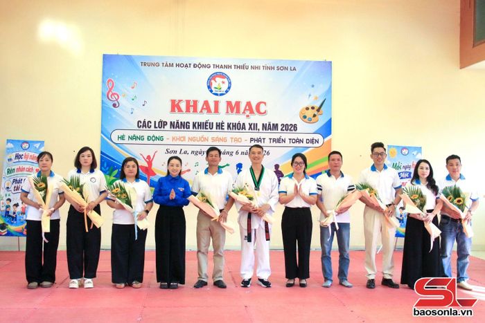 Đại diện Trung tâm Hoạt động thanh thiếu nhi tỉnh tặng hoa cho giáo viên các lớp năng khiếu hè.