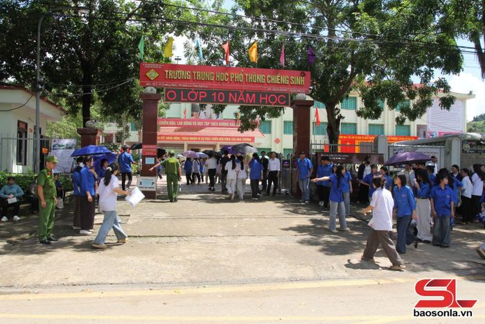 Ngay từ đầu giờ chiều 637 học sinh đã đến điểm thi đúng giờ