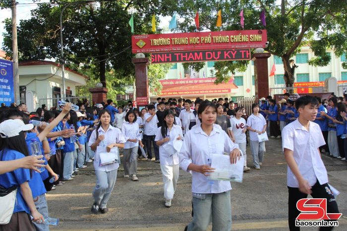Thí sinh hoàn thành tốt bài thi môn toán kết thúc ngày thi đầu tiên