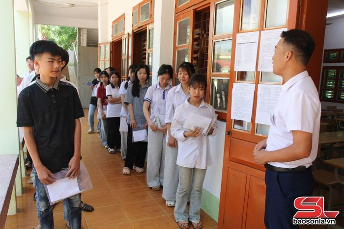 Các thí sinh vào phòng thi chuẩn bị làm bài thi