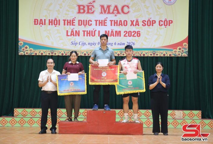 Ban tổ chức trao giải toàn đoàn cho các đơn vị.