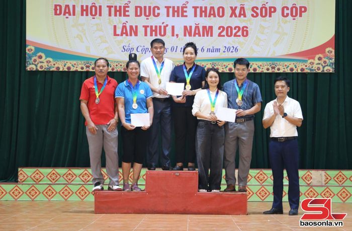 Ban tổ chức trao giải cho các vận động viên đoạt giải môn cầu lông. 