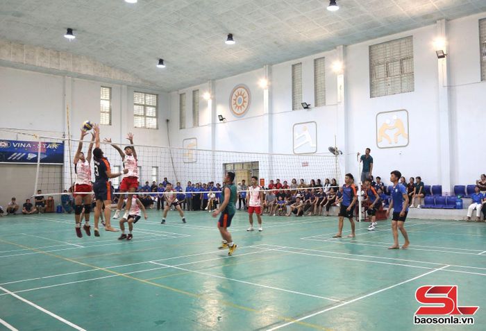 Trận chung kết bóng chuyền nam giữa đội Trường THPT Sốp Cộp và bản Hốc Một.