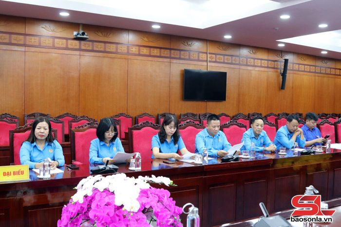Các đại biểu dự chương trình gặp mặt.