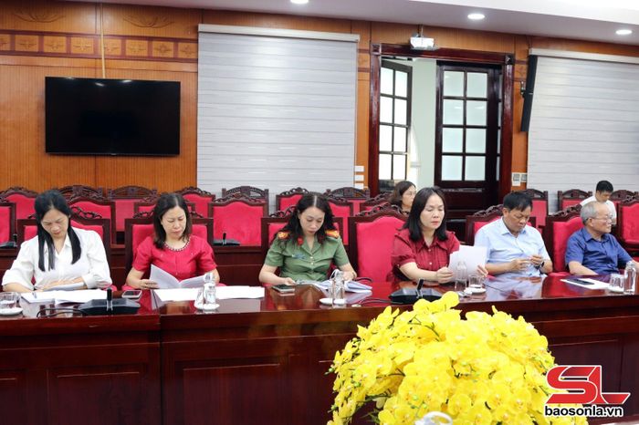 Các đại biểu dự chương trình gặp mặt.